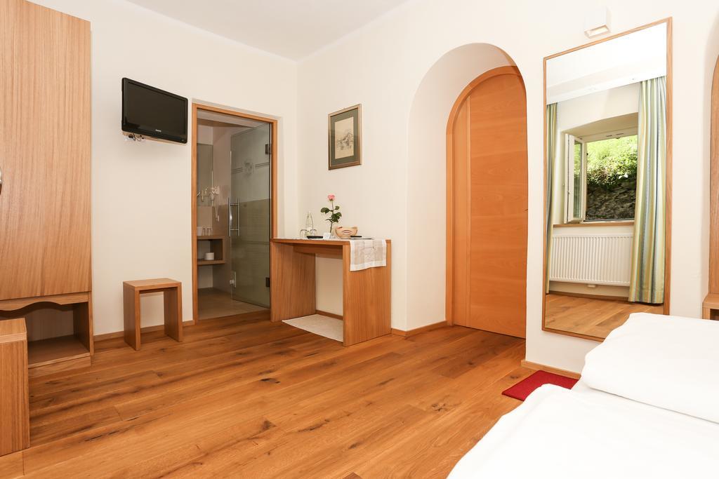 Hotel Ansitz Gamp Киуза Стая снимка