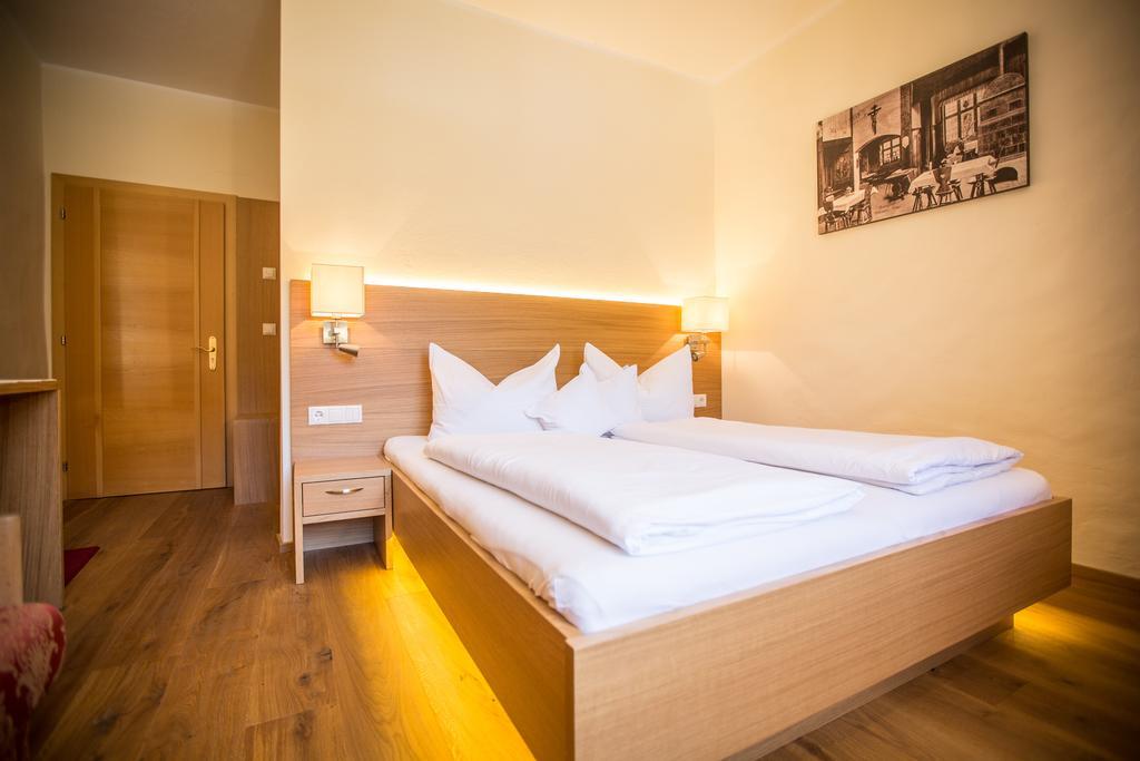 Hotel Ansitz Gamp Киуза Стая снимка